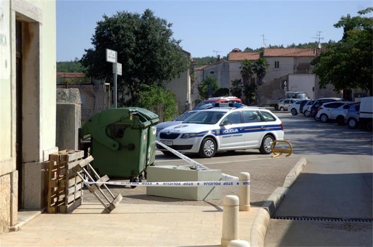 Slika /PU_VS/Kradje/policijski auto i traka.jpg